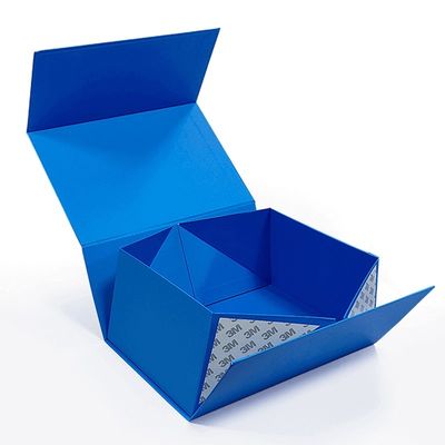 Chiếc hộp cứng sang trọng với tấm kim vàng và khóa từ màu xanh