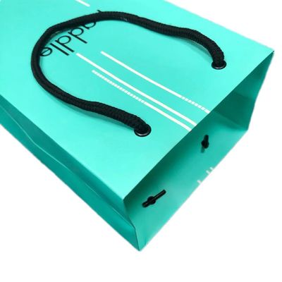 Chiếc túi mua sắm giấy màu xanh lá cây cao cấp dành cho quà tặng