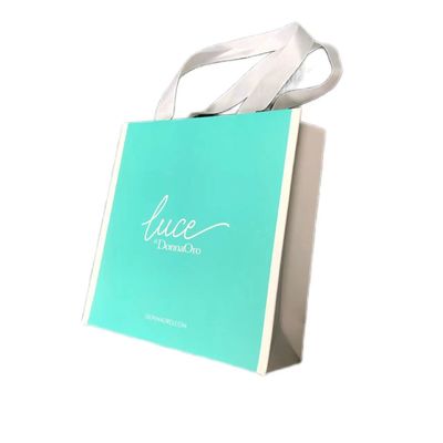 Chiếc túi mua sắm giấy màu xanh lá cây cao cấp dành cho quà tặng