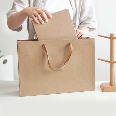 Túi giấy Kraft màu nâu túi mua sắm Offset in ấn quần áo túi giấy Logo tùy chỉnh