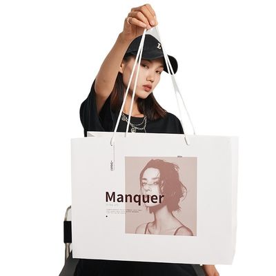 Túi giấy mua sắm cao cấp in logo trắng với thiết kế tay cầm ruy băng