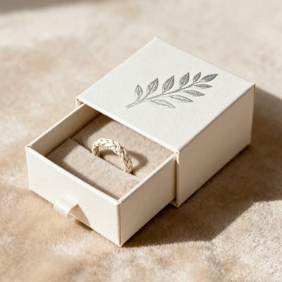 Hộp đựng nhẫn có logo tùy chỉnh sang trọng cổ điển bằng bìa ngà với lớp lót nhung xốp, dập nổi, phủ vecni, in UV và xử lý