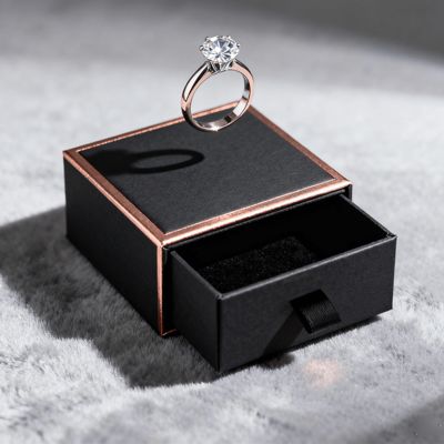 Hộp đựng nhẫn có logo tùy chỉnh sang trọng cổ điển bằng bìa ngà với lớp lót nhung xốp, dập nổi, phủ vecni, in UV và xử lý