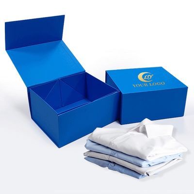 Chiếc hộp cứng sang trọng với tấm kim vàng và khóa từ màu xanh