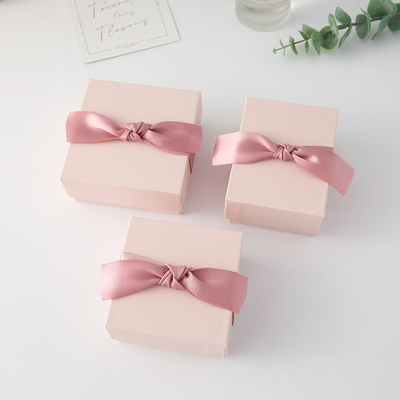 Hộp đựng trang sức màu hồng phấn đáng yêu tùy chỉnh cho bé với logo, kèm theo hộp đựng bằng bìa cứng đựng nhẫn, dây chuyền, bông tai, vòng tay
